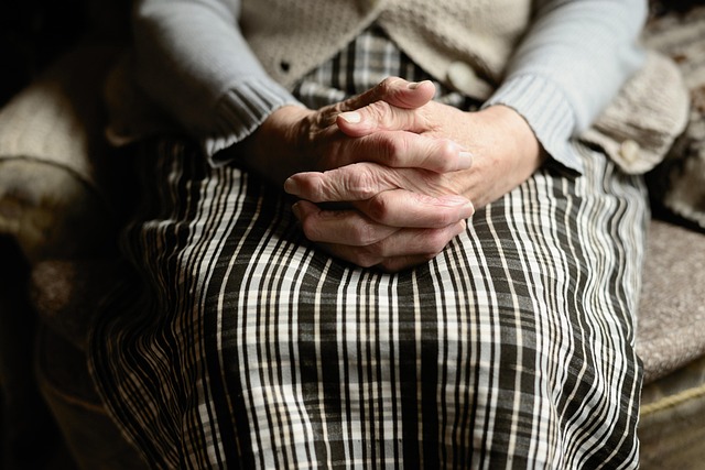 ** Czy nadmiar bodźców cyfrowych naprawdę szkodzi seniorom? Analiza psychologicznych i fizjologicznych skutków przeciążenia informacyjnego.