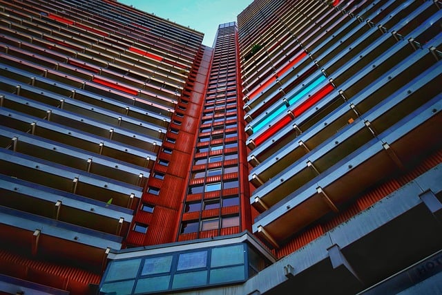 **Czy przenośny panel solarny na balkonie to legalna energia? Poradnik dla mieszkańców bloków i apartamentowców.**