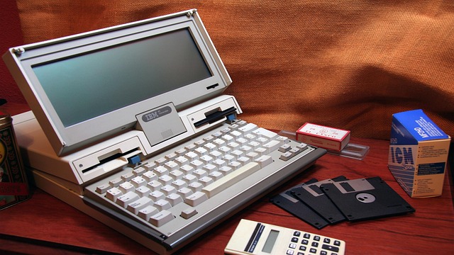 **”Retro-computing i Neo-Luddyzm: Czy Powrót do Analogowych Technologii Jest Nową Formą Buntu w Świecie Hiper-Cyfryzacji?”**