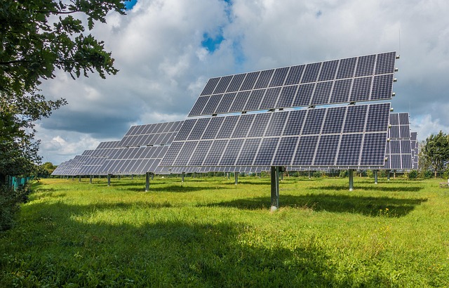 **”DIY Solar Power Bank dla Trail Runnera: Jak zbudować ultra-lekki system ładowania słonecznego dla zegarka GPS i telefonu, wykorzystując recyklingowane materiały?”**